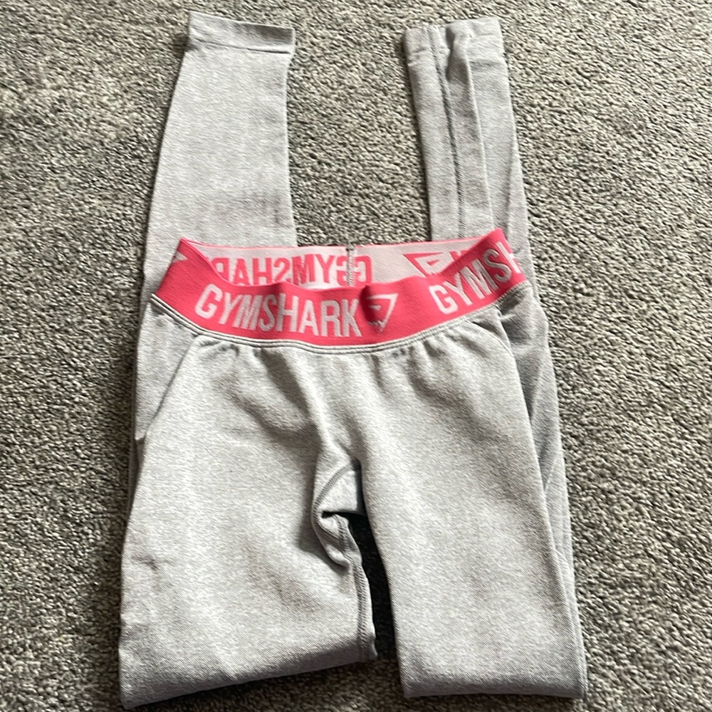 Gym shark leggings